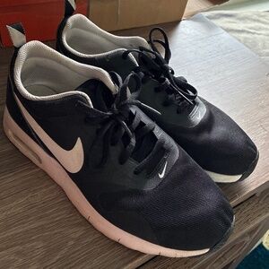 Nike Air Max Tavas Women’s Sz 8 or 8.5  or Youth  6.5